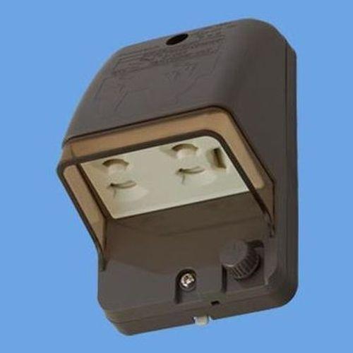 フル接地防水コンセント(ブラウン) <WK41029A>